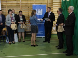 Władze powiatu, gminy i szkoły wręczają nagrody laureatom konkursu