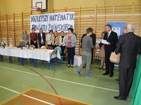 Władze powiatu, gminy i szkoły wręczają nagrody laureatom konkursu