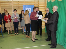 Władze powiatu, gminy i szkoły wręczają upominki nauczycielom