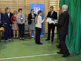 Władze powiatu, gminy i szkoły wręczają nagrody laureatom konkursu