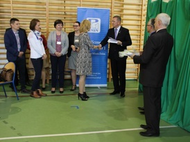 Władze powiatu, gminy i szkoły wręczają upominki nauczycielom