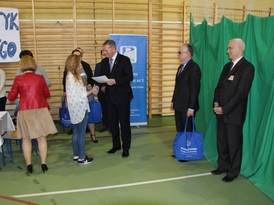 Władze powiatu, gminy i szkoły wręczają nagrody laureatom konkursu