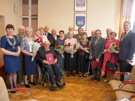 Zdjęcie grupowe jubilatów w obecności burmistrza Żnina