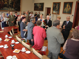 Zebrani na auli Urzędu Miejskiego jubilaci razem z rodzinami