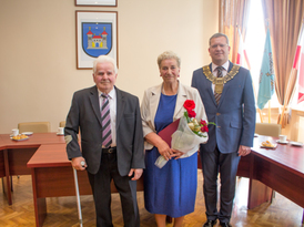 Para jubilatów wraz z burmistrzem Żnina