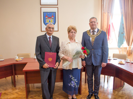 Para jubilatów wraz z burmistrzem Żnina