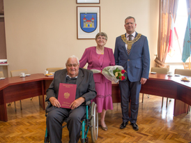 Para jubilatów wraz z burmistrzem Żnina