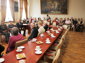 Zebrani na auli Urzędu Miejskiego jubilaci razem z rodzinami