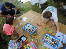 Dzieci bawiące się w parku podczas Dnia Dziecka