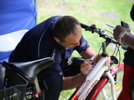 Policjant grawerujący identyfikator na rowerze