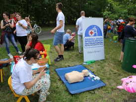 Pokazy zasad pierwszej pomocy realizowane przez młodzież należącą do Pałuckiego Oddziału PCK