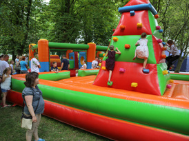 Dzieci bawiące się w parku na dmuchanym placu zabaw