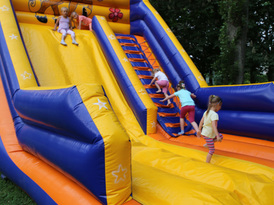 Dzieci bawiące się na dmuchanej zjeżdzalni