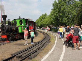 Dzieci bawiące się przy kolejce