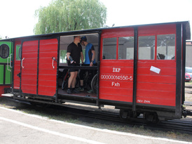 Rowerzyści w wagonie kolejki