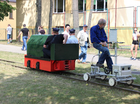 Drezyna przemieszczająca się przez park przy jeziorze Małym Żnińskim