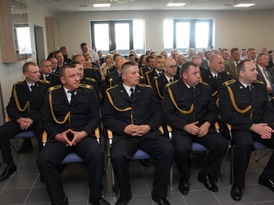 Zebrani na uroczystości włodarze powiatu, gminy oraz innych urzędów