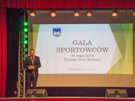 Burmistrz Żnina podczas wystąpienia na Gali Sportowców w Żnińskim Domu Kultury