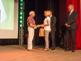 Zastępca Burmistrza wręcza wyróżnienie dla trenera