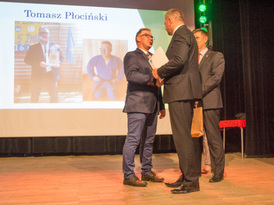 Burmistrz Żnina wręcza wyróżnienie dla trenera