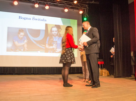 Burmistrz Żnina wręcza wyróżnienie sportowcowi