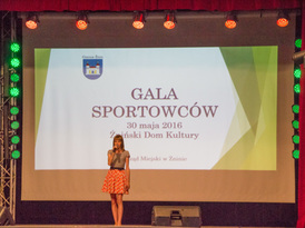 Dziewczyna podczas przemówienia na Gali Sportowców w Żnińskim Domu Kultury