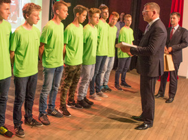 Burmistrz Żnina wręcza wyróżnienia dla młodych sportowców