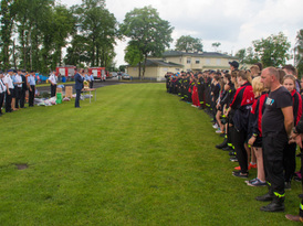 Burmistrz Żnina przemawia do zebranych na zawodach gości