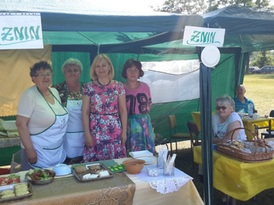 Zastępca burmistrza Halina Rosiak wraz z gospodyniami podczas uroczystości