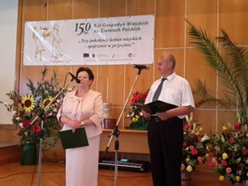 Mężczyzna oraz kobieta przemawiają podczas uroczystości