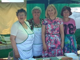 Zastępca burmistrza Halina Rosiak wraz z gospodyniami podczas uroczystości