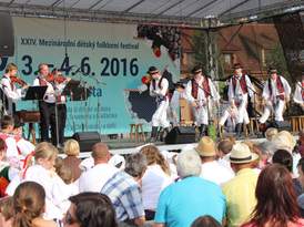 Występy zespołów ludowych Czech podczas XXIV Międzynarodowego Dziecięcego Festynu Folkloru