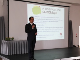 Przedstawiciel Federacji Organizacji Pozarządowych podczas przemówienia