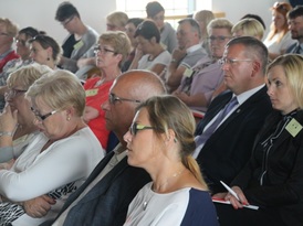 Zebrani na sali goście, m.in. burmistrz Żnina Robert Luchowski oraz Inspektor Emilia Ścibak