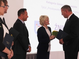 Burmistrz Żnina odbiera wyróżnienie w kat. gminy miejsko-wiejskie