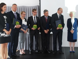 Zdjęcie grupowe wyróżnionych włodarzy gmin i powiatów