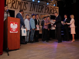 Burmistrz Żnina wręczający nagrody najwybitniejszym uczniom