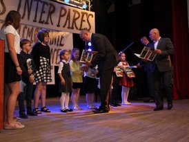 Kierownik Wydziału Edukacji, Kultury i Sportu Urzędu Miejskiego w Żninie wręczający nagrody najwybit