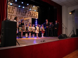 Najwybitniejsi uczniowie z nagrodami podczas gali rozdania nagród