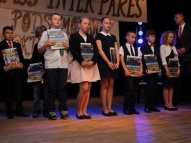 Najwybitniejsi uczniowie z nagrodami podczas gali rozdania nagród