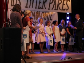 Wyróżnieni nauczyciele z upominkami podczas gali rozdania nagród