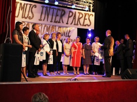 Kierownik Wydziału Edukacji, Kultury i Sportu Urzędu Miejskiego w Żninie wręczający upominki nauczyc