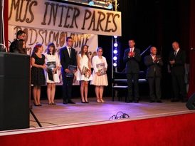 Najwybitniejsi uczniowie z nagrodami podczas gali rozdania nagród