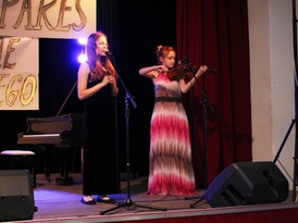 Dwie kobiety podczas występu na gali rozdania nagród