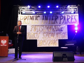 Przemawiający burmistrz Żnina do zebranych na gali gości