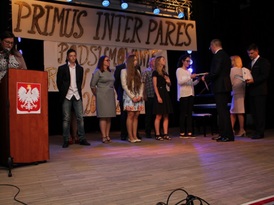 Burmistrz Żnina wręczający nagrody najwybitniejszym uczniom