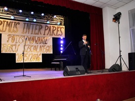 Przemawiający Przewodniczący Rady Miejskiej w Żninie do zebranych na gali gości