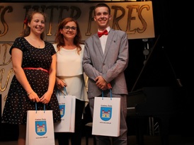 Najwybitniejsi uczniowie z nagrodami podczas gali rozdania nagród