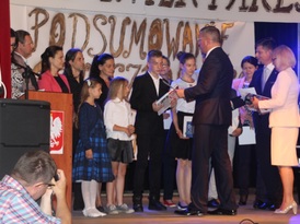 Burmistrz Żnina wręczający nagrody najwybitniejszym uczniom