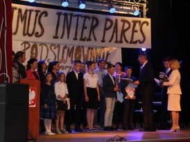 Burmistrz Żnina wręczający nagrody najwybitniejszym uczniom